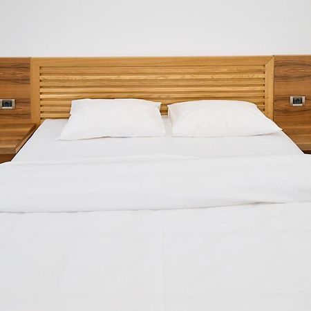 Hotel Eden Ramnicu Sarat Bagian luar foto