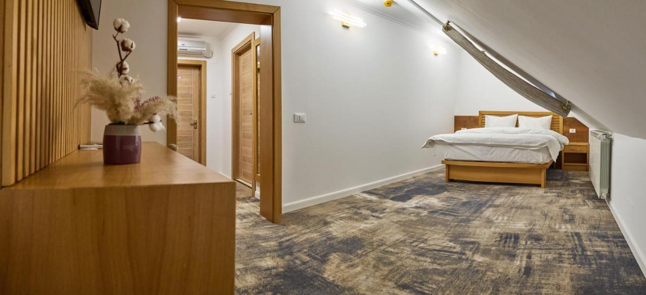 Hotel Eden Ramnicu Sarat Bagian luar foto