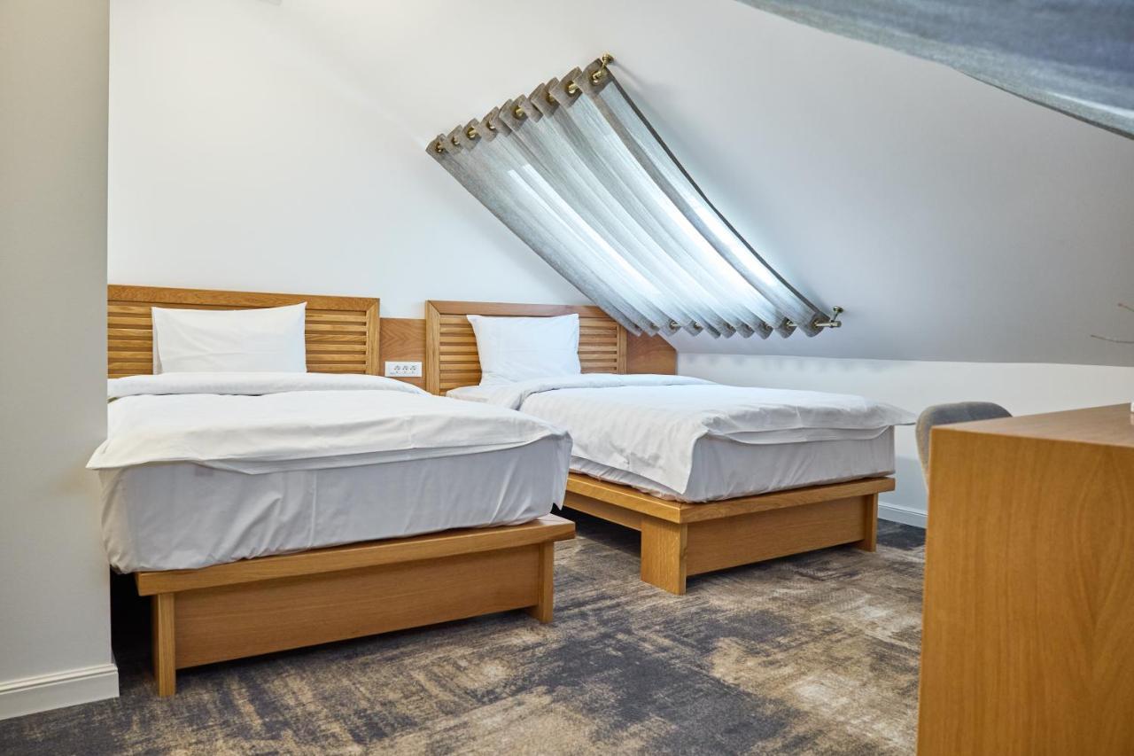 Hotel Eden Ramnicu Sarat Bagian luar foto