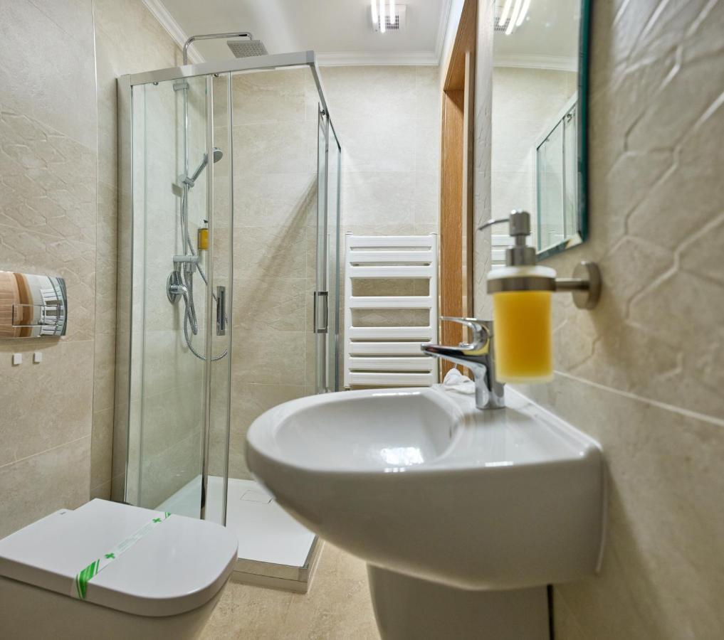 Hotel Eden Ramnicu Sarat Bagian luar foto