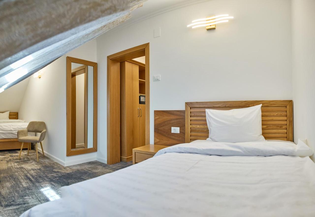 Hotel Eden Ramnicu Sarat Bagian luar foto