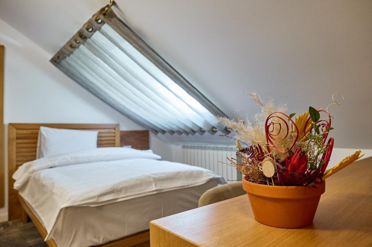 Hotel Eden Ramnicu Sarat Bagian luar foto