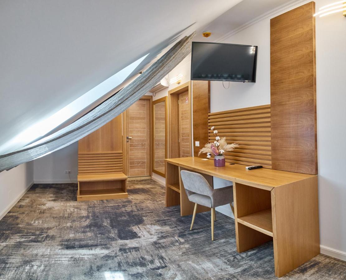 Hotel Eden Ramnicu Sarat Bagian luar foto