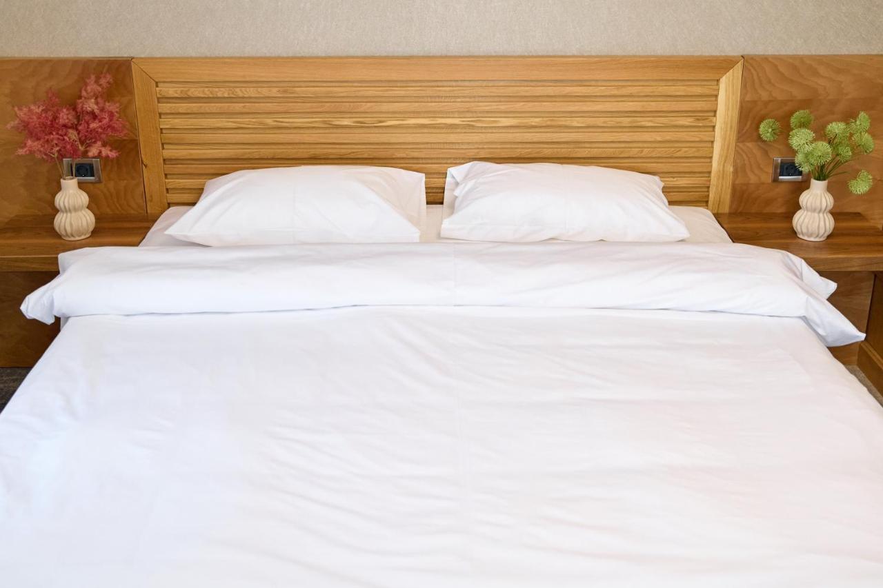 Hotel Eden Ramnicu Sarat Bagian luar foto