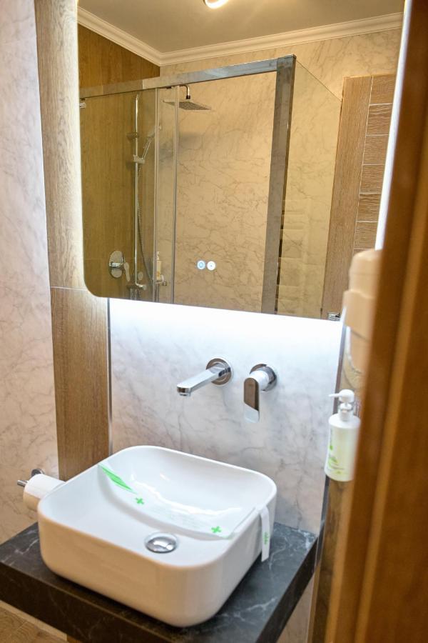 Hotel Eden Ramnicu Sarat Bagian luar foto