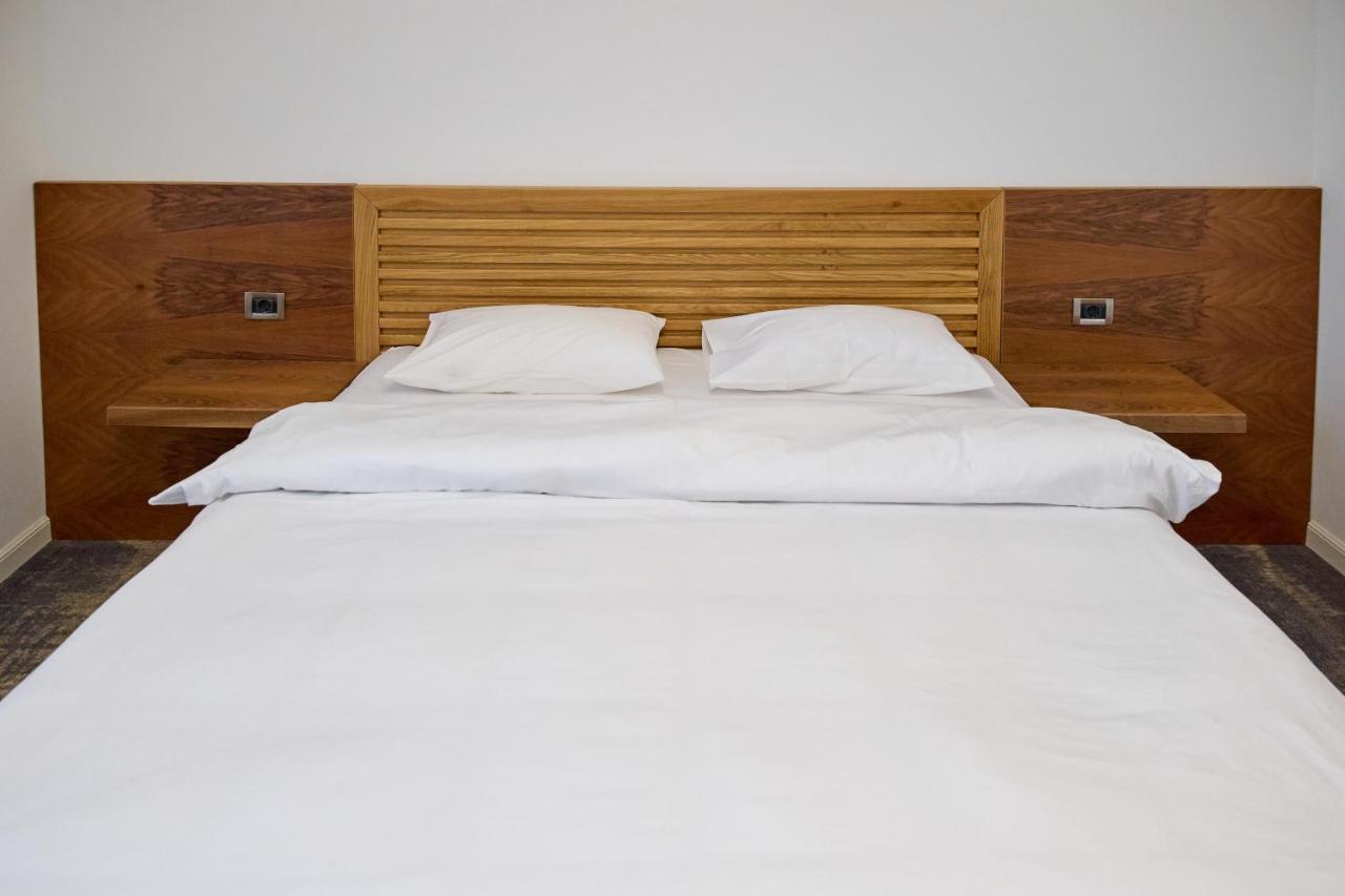 Hotel Eden Ramnicu Sarat Bagian luar foto