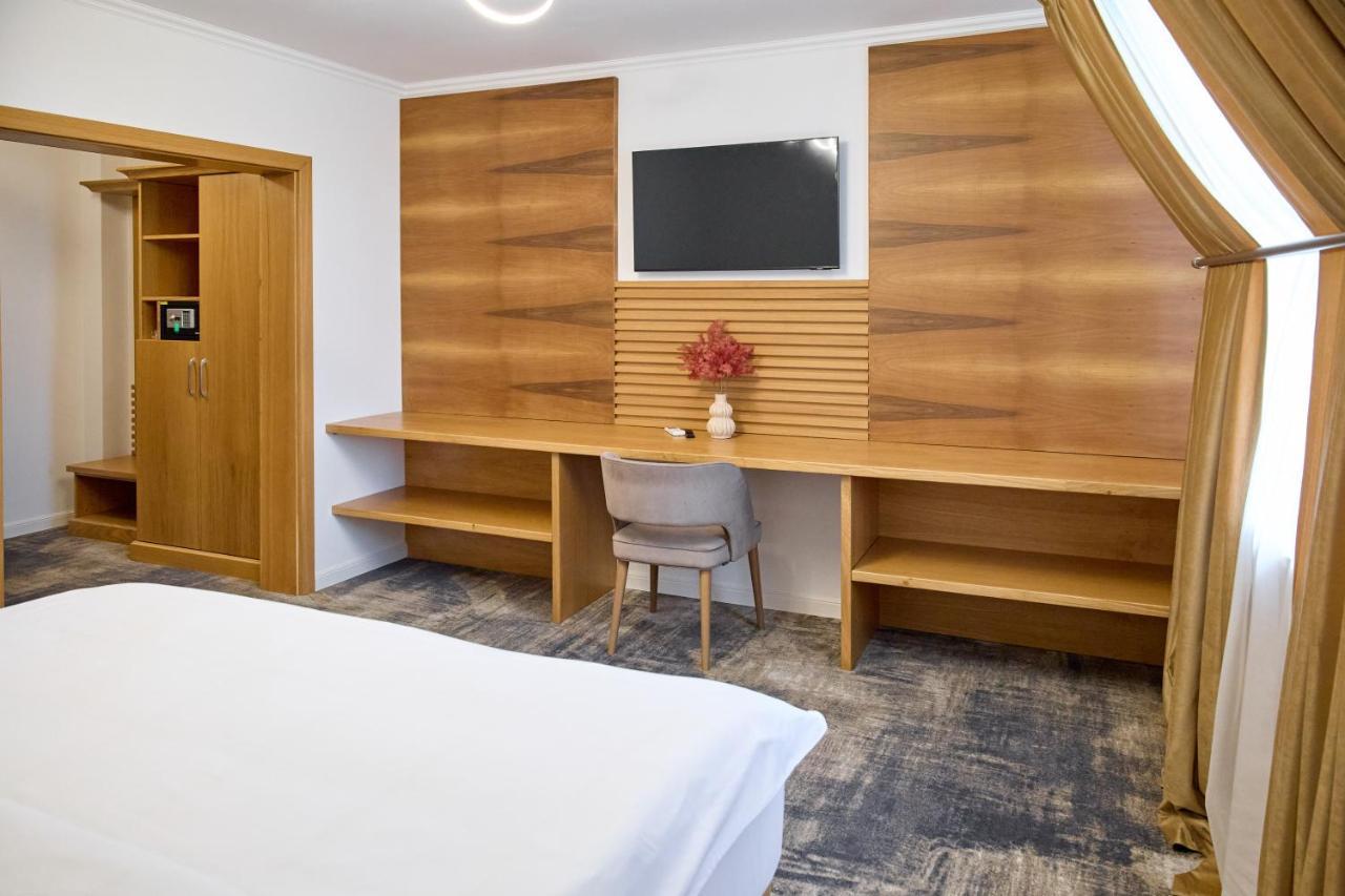 Hotel Eden Ramnicu Sarat Bagian luar foto