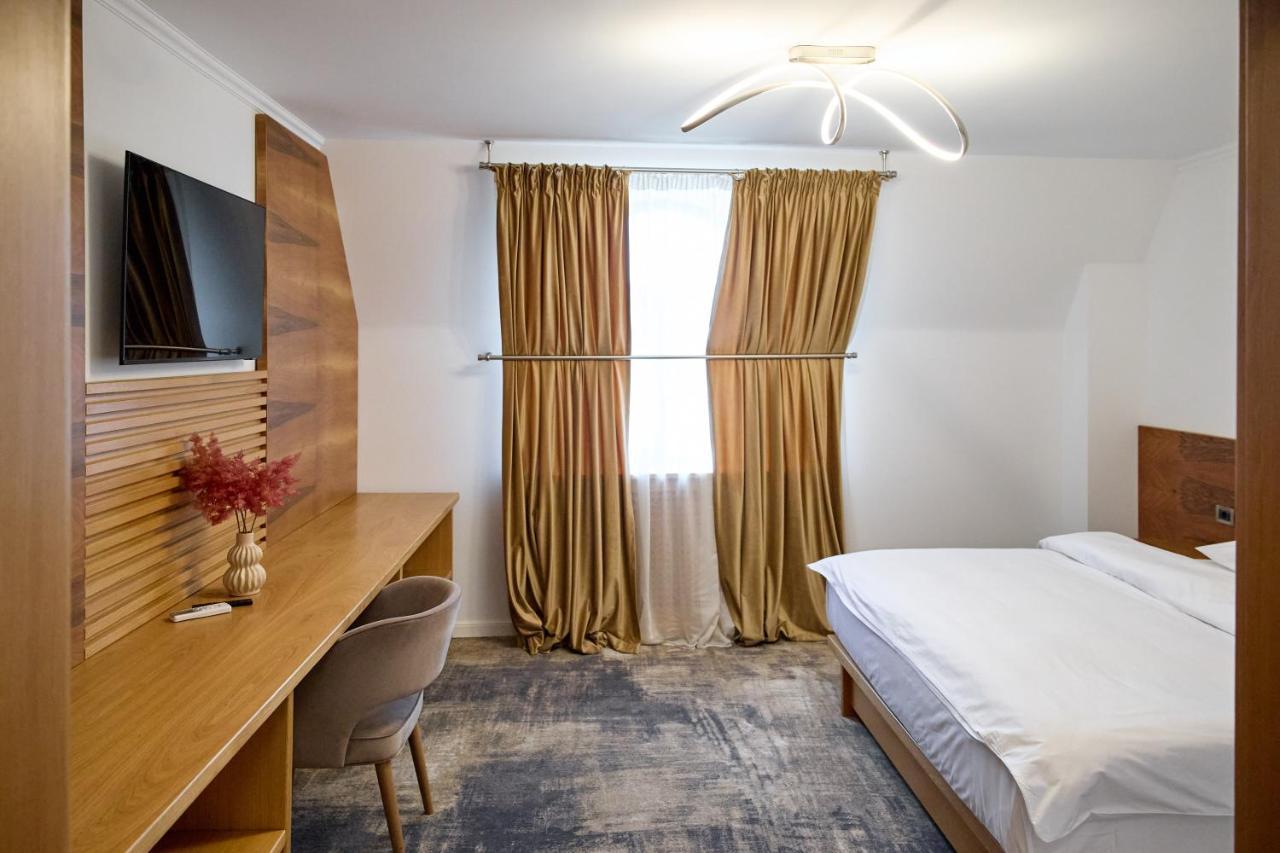 Hotel Eden Ramnicu Sarat Bagian luar foto
