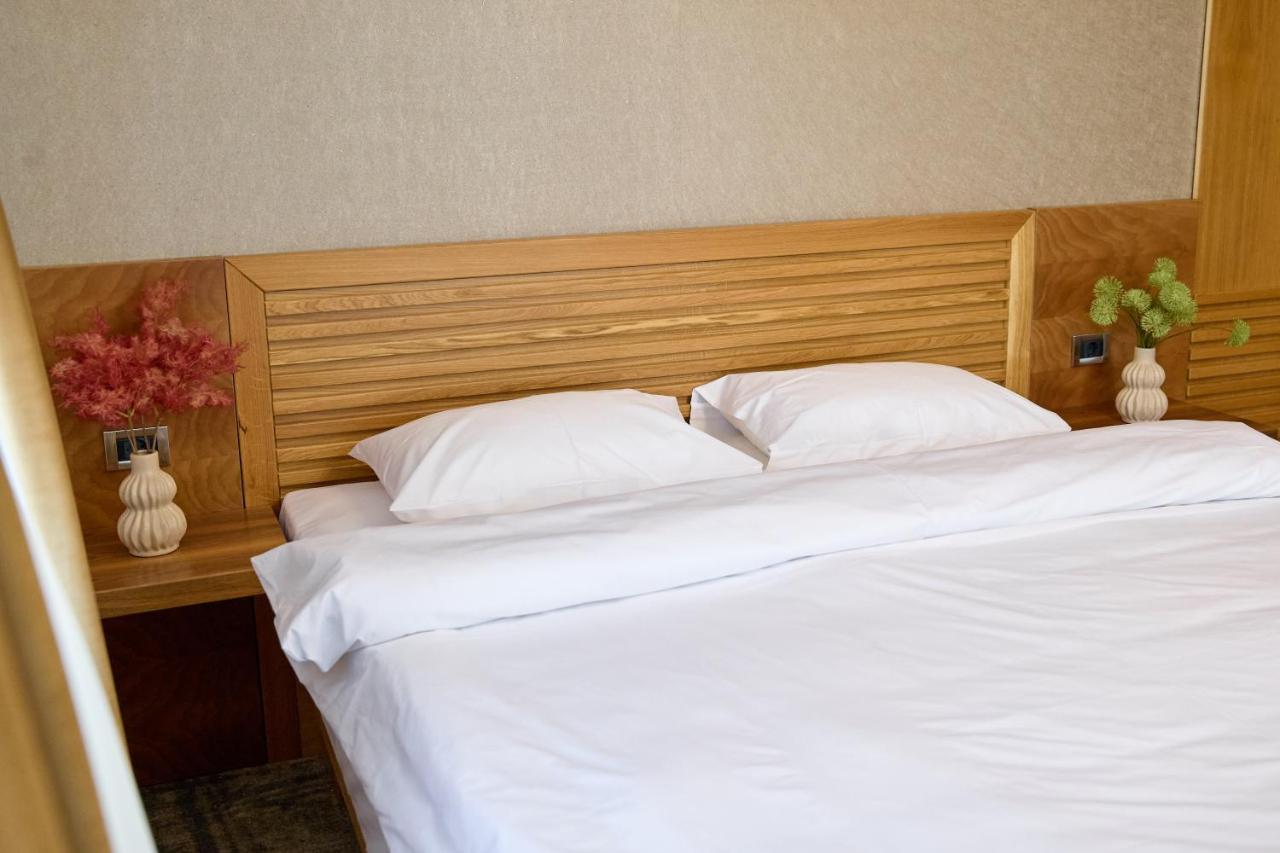Hotel Eden Ramnicu Sarat Bagian luar foto