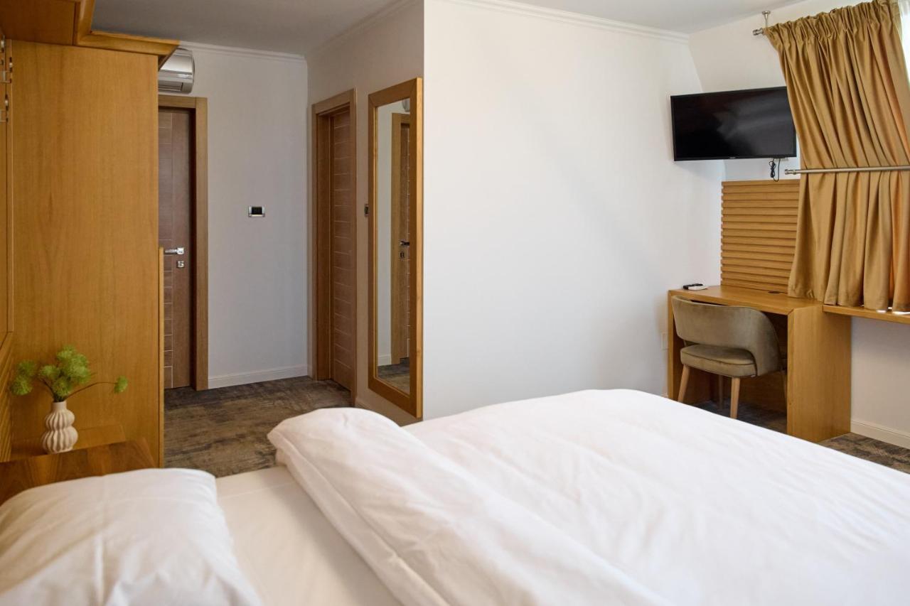 Hotel Eden Ramnicu Sarat Bagian luar foto
