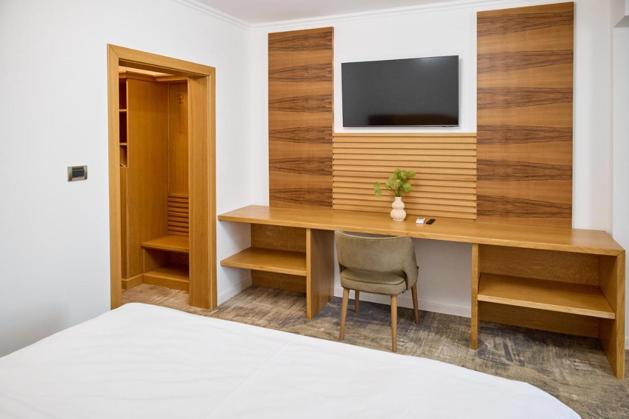 Hotel Eden Ramnicu Sarat Bagian luar foto
