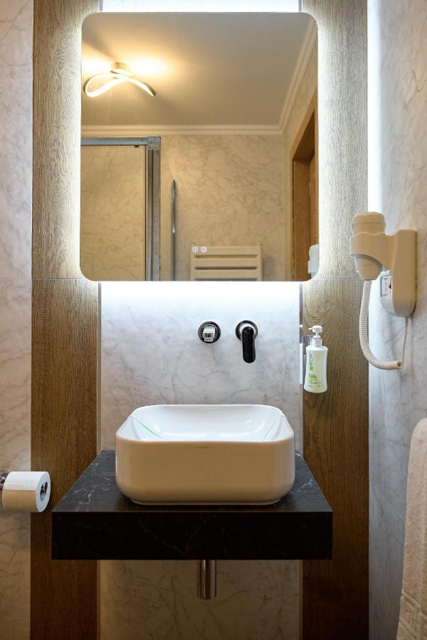 Hotel Eden Ramnicu Sarat Bagian luar foto