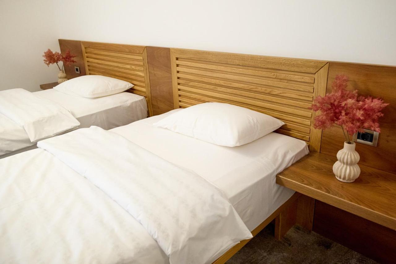 Hotel Eden Ramnicu Sarat Bagian luar foto
