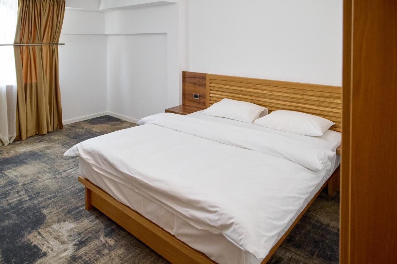 Hotel Eden Ramnicu Sarat Bagian luar foto