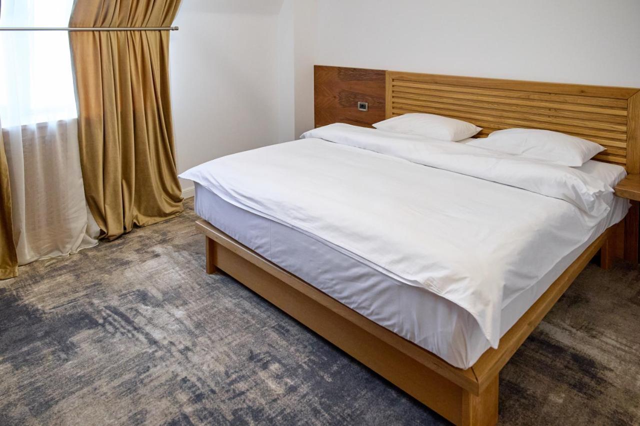 Hotel Eden Ramnicu Sarat Bagian luar foto
