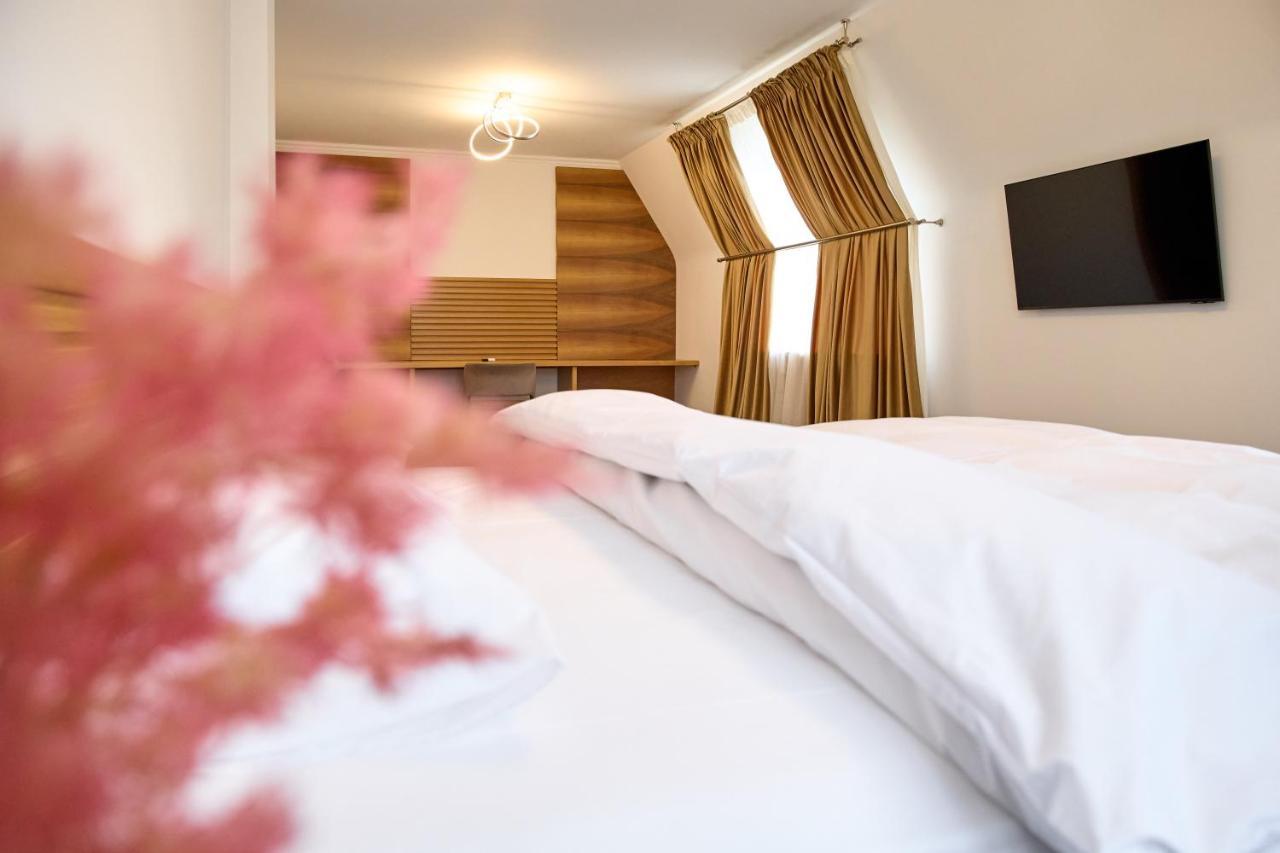 Hotel Eden Ramnicu Sarat Bagian luar foto