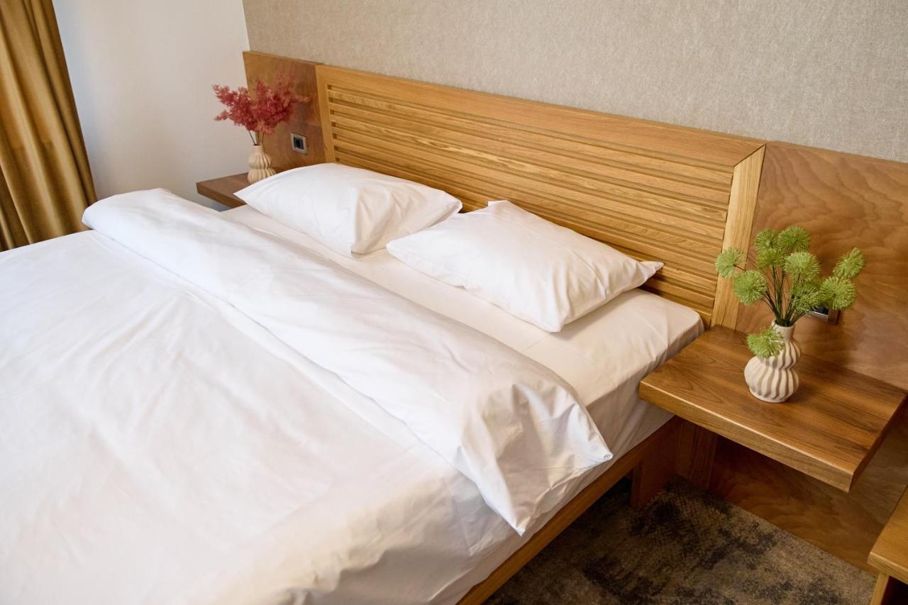 Hotel Eden Ramnicu Sarat Bagian luar foto