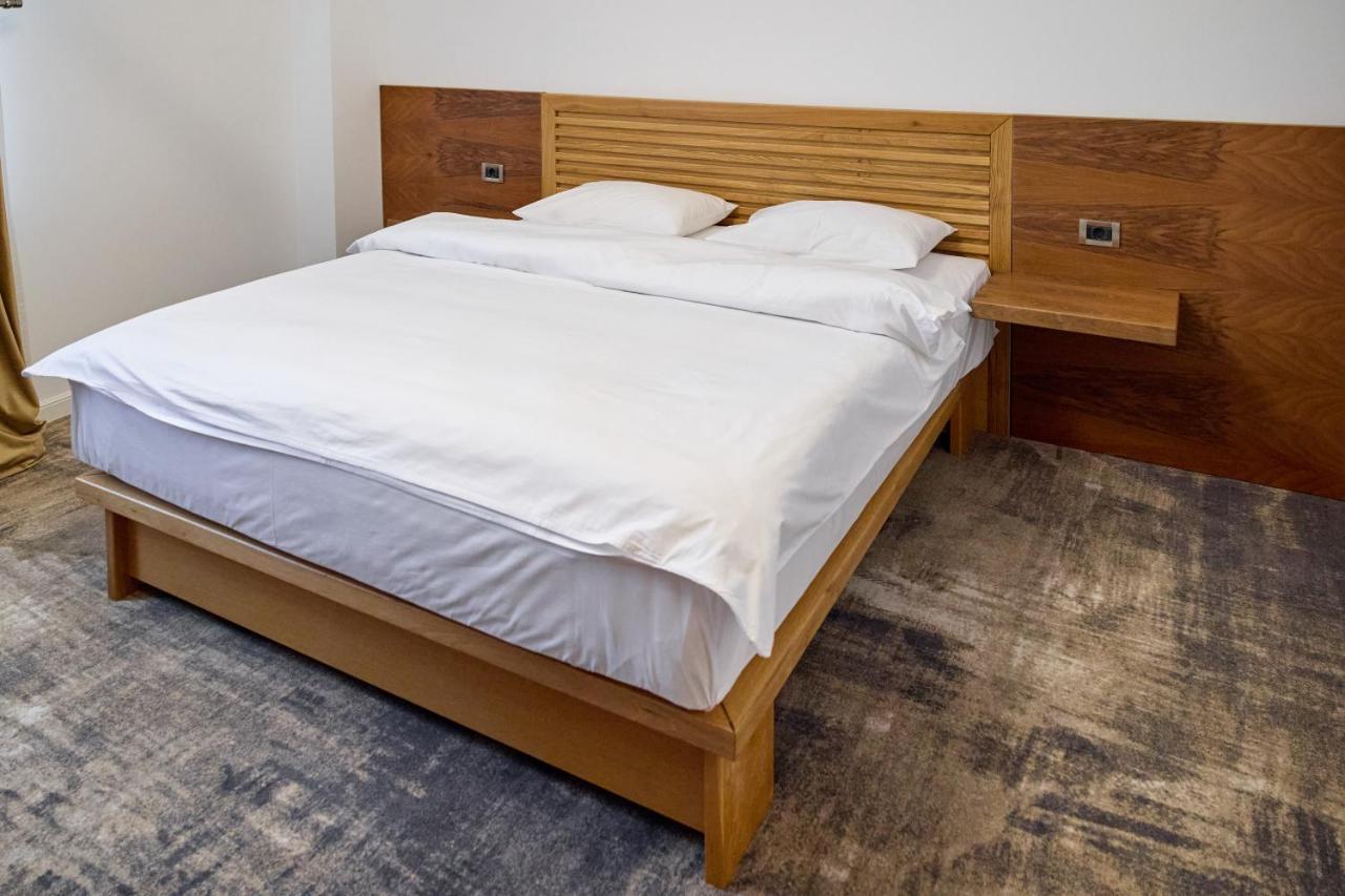 Hotel Eden Ramnicu Sarat Bagian luar foto