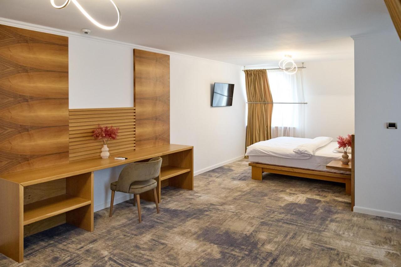 Hotel Eden Ramnicu Sarat Bagian luar foto