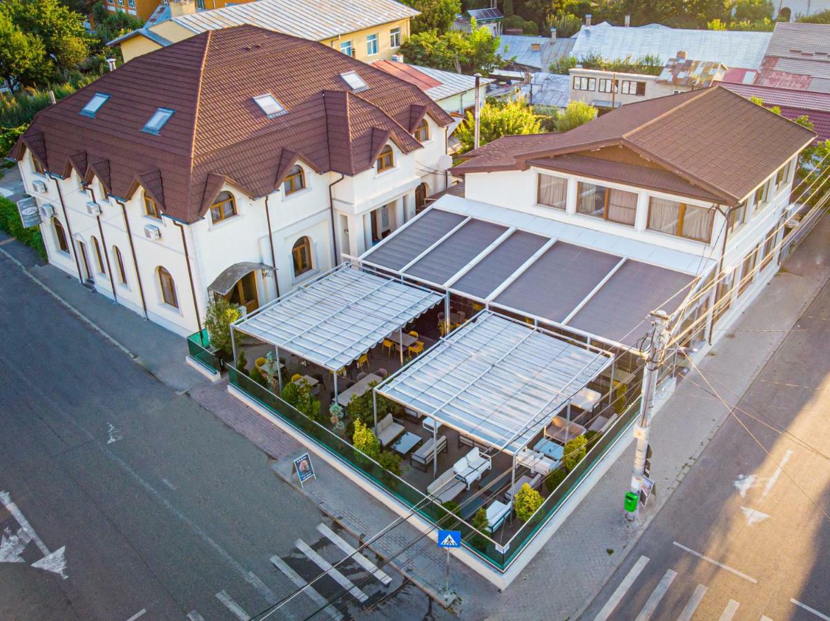 Hotel Eden Ramnicu Sarat Bagian luar foto